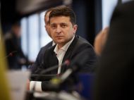  Украинцы назвали Зеленского одновременно "Политиком года" и "Разочарованием года"