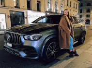 Украинская любовница Ван Дамма похвасталась подарком актера — «Мерседесом» за 3,3 млн гривен