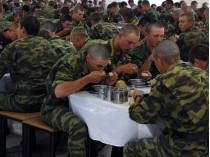 Военнослужащие едят