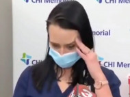 Медсестра потеряла сознание после введения вакцины от COVID-19 – видео