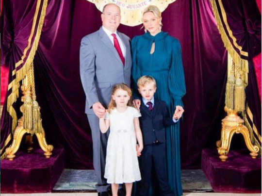 Князь Альбер с женой и детьми
