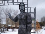 "Аленушка постапокалипсиса": в России к годовщине основания села открыли странный памятник