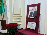 «Семья в шоковом состоянии»: журналистам назвали время прибытия самолета с телом Кернеса и предостерегли