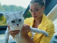 Олимпийская чемпионка, играючи, ногой установила верхушку на елку: забавное видео 