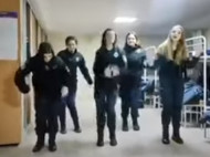 Харьковские курсантки сплясали под «Воровайки»