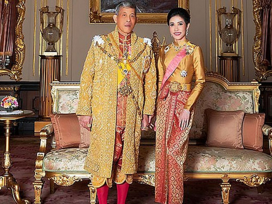 Король Таиланда и Синеенат Вонгваджирапакди