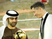 Роберт Левандовски с наградой Globe Soccer Award