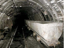 Горняк оказался под завалами из-за обрушения на донбасской шахте
