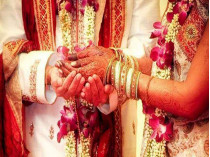 Руки индийских жениха и невесты