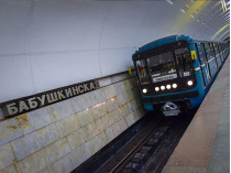 10-летний ребенок упал на рельсы метро перед самым поездом и чудом уцелел: момент ЧП попал на видео