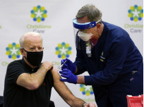 Джо Байдену ввели вторую дозу вакцины против ковида