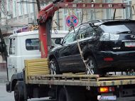В Киеве эвакуатор едва не увез авто с ребенком в салоне, но вмешались прохожие