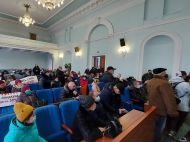 Протестующие против повышения тарифов штурмом взяли облсовет в Житомире