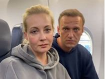 Алексей Навальный с женой в самолете
