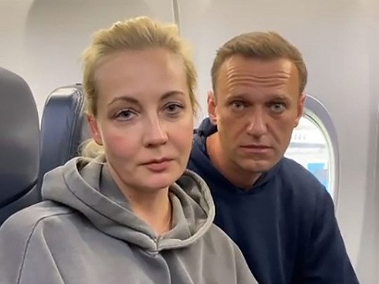 Алексей Навальный с женой в самолете