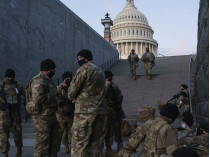 Национальные гвардейцы охраняют подступы к Капитолию в Вашингтоне