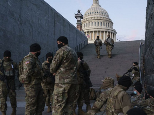 Национальные гвардейцы охраняют подступы к Капитолию в Вашингтоне