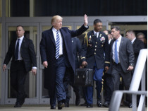 Дональд Трамп и офицер с «ядерной кнопкой»
