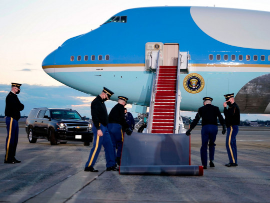 Президентский самолет готовят к полету Трампа из Вашингтона в Палм-Бич