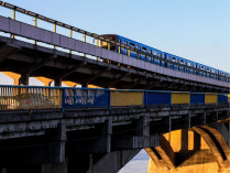Поезд на Мосту метро