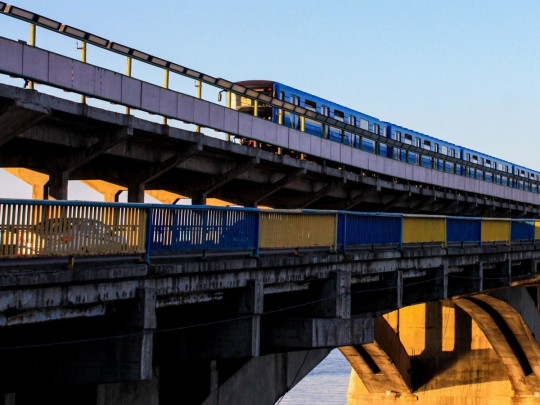 Поезд на Мосту метро