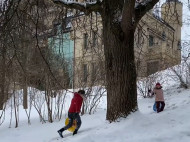 "Оттянулись по полной": Лиза Галкина измотала папу ездой на санках