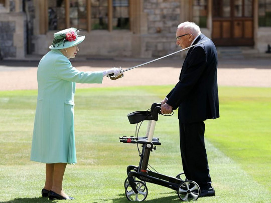 Королева Елизавета посвящает Тома Мура в рыцари