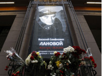 Купченко увидели на похоронах Ланового почерневшей от горя