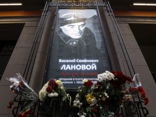 Купченко увидели на похоронах Ланового почерневшей от горя