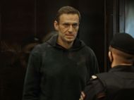Навальному отменили условный срок, он отправится в колонию