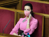 Нардеп с расстегнутой юбкой привлекла внимание фотографа в Раде