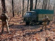 В лесу на Сумщине контрабандисты бросили грузовик с красной икрой на миллион гривен 