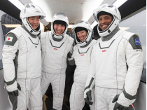 Три американца и японец летят в космос на корабле Илона Маска