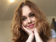 &laquo;Как? Мама троих детей&hellip;&raquo; Певица Alyosha поразила внешностью