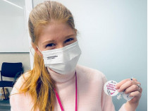 Дочь Билла Гейтса сделала прививку от коронавируса и пошутила про «чипирование» людей