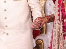 Руки индийских жениха и невесты