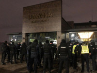 В Киеве полиция брала штурмом ночной клуб-нарушитель «карантина выходного дня»