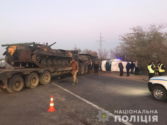 Под Одессой микроавтобус въехал в военный тягач: есть пострадавшие