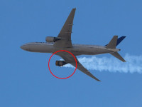 Boeing 777 с горящим двигателем