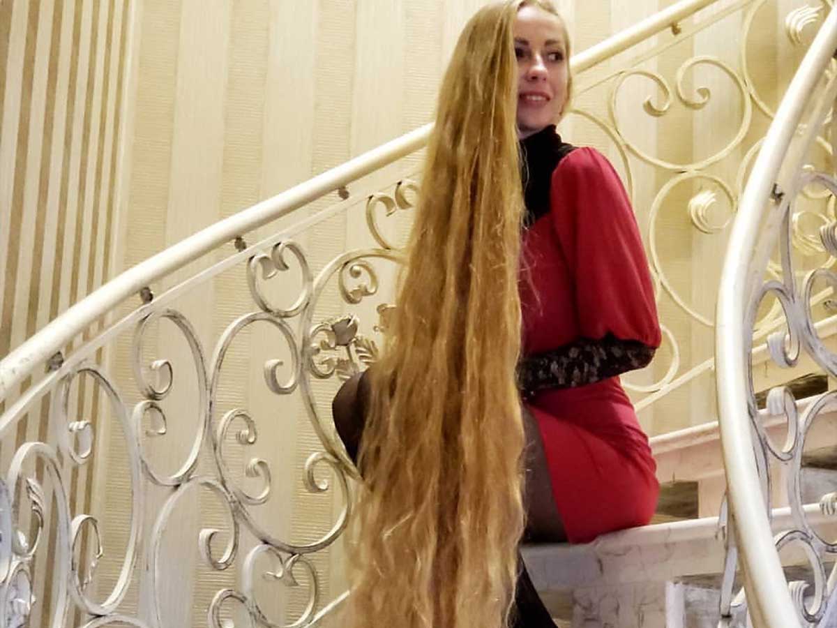 С такими волосами можно ходить голой: «украинская Рапунцель» скрыла  обнаженное тело под 2-метровой косой - «ФАКТЫ»
