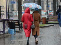 Девушки под зонтиками
