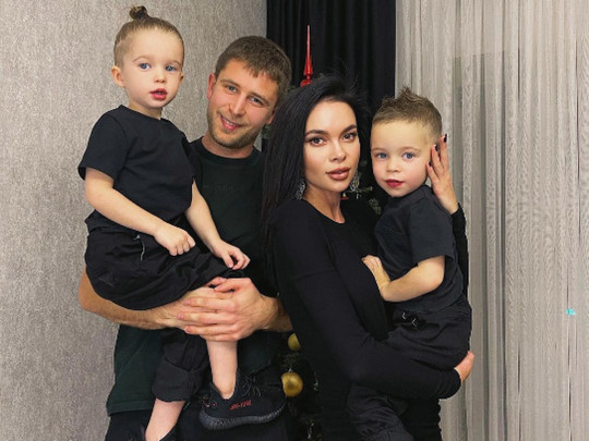 Артем Кравец с супругой Анной и сыновьями