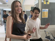 Старший сын Анджелины Джоли и&nbsp;Брэда Питта дал показания против отца и&nbsp;желает избавиться от&nbsp;его фамилии