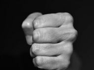 У&nbsp;Дніпрі чоловік жорстоко побив 9-річну дитину з-за конфлікту на&nbsp;дитячому майданчику: момент потрапив на&nbsp;відео