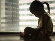 Багатодітний 30-річний житель Одеської області розбещував власних маленьких доньок