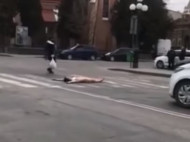 Гола жінка заблокувала рух транспорту в&nbsp;центрі Мукачева