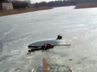 Уже не&nbsp;подавав ознак життя: поліція показала відео порятунку киянина з&nbsp;ополонки