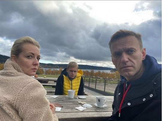Навальный с женой и сыном