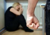 Змушував гавкати під столом і&nbsp;копати собі могилу: у&nbsp;РФ чоловік-покидьок довів вагітну дружину до&nbsp;суїциду