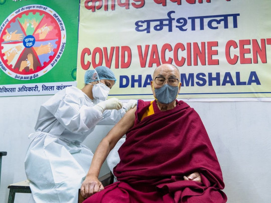 Далай-лама привился против коронавируса